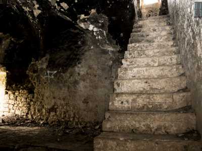 Torniamo nella stanza centrale e saliamo lungo la scalinata in pietra che porta al piano superiore 